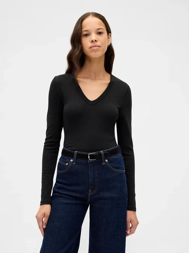 T-shirt moderna con scollo a V