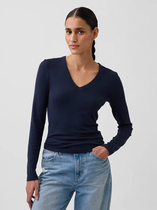 T-shirt moderna con scollo a V