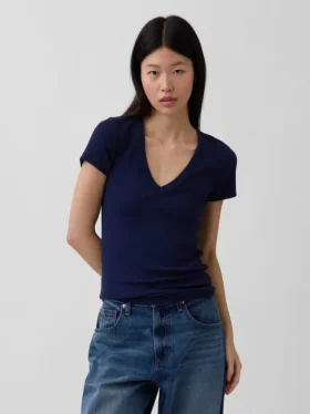 T-shirt moderna con scollo a V