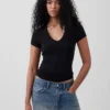 T-shirt moderna con scollo a V