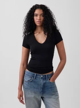 T-shirt moderna con scollo a V