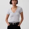 T-shirt moderna con scollo a V