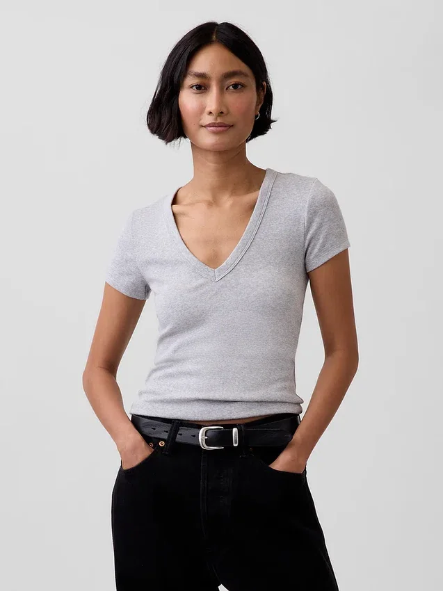 T-shirt moderna con scollo a V