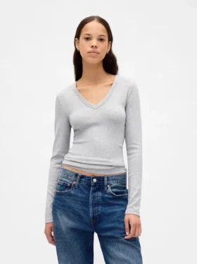 T-shirt moderna con scollo a V