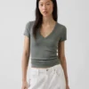 T-shirt moderna con scollo a V