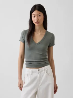 T-shirt moderna con scollo a V