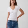T-shirt moderna con scollo a V