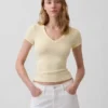 T-shirt moderna con scollo a V