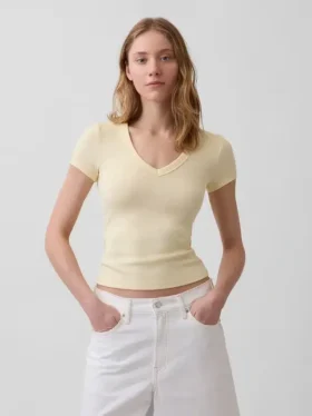 T-shirt moderna con scollo a V