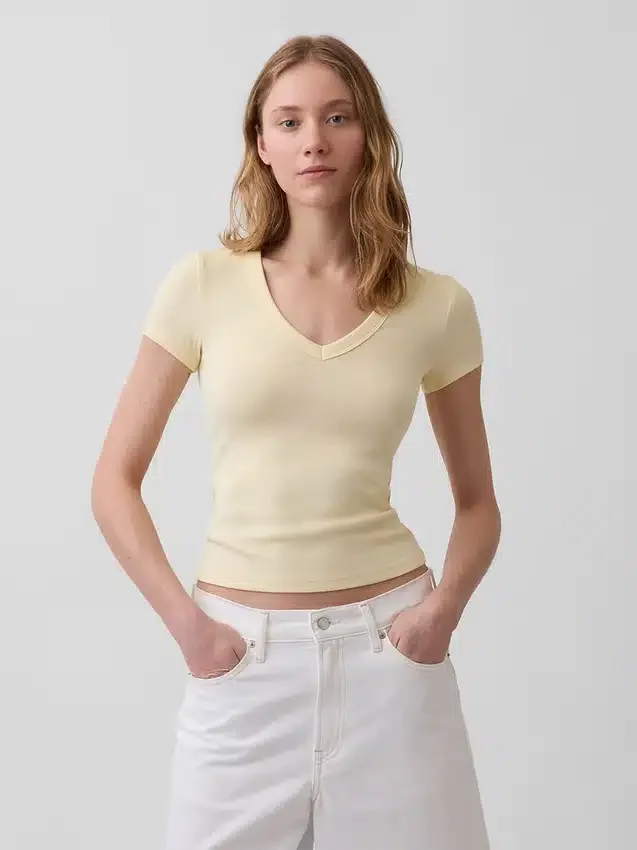 T-shirt moderna con scollo a V