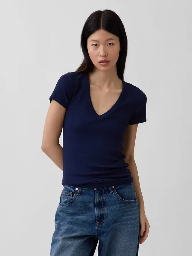 T-shirt moderna con scollo a V