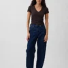 T-shirt moderna con scollo a V