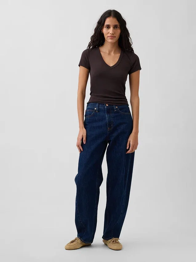 T-shirt moderna con scollo a V