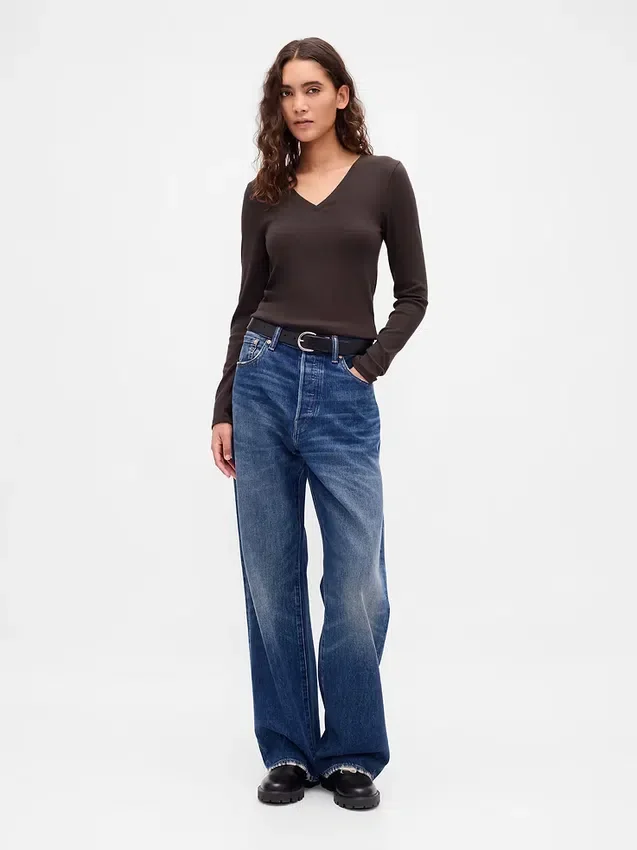 T-shirt moderna con scollo a V