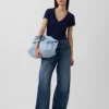 T-shirt moderna con scollo a V