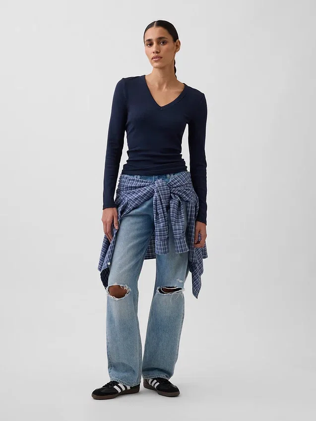 T-shirt moderna con scollo a V
