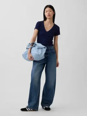 T-shirt moderna con scollo a V