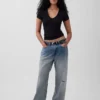 T-shirt moderna con scollo a V