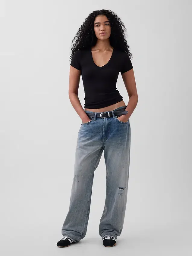 T-shirt moderna con scollo a V