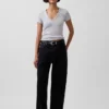 T-shirt moderna con scollo a V