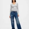 T-shirt moderna con scollo a V