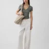 T-shirt moderna con scollo a V