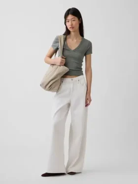 T-shirt moderna con scollo a V