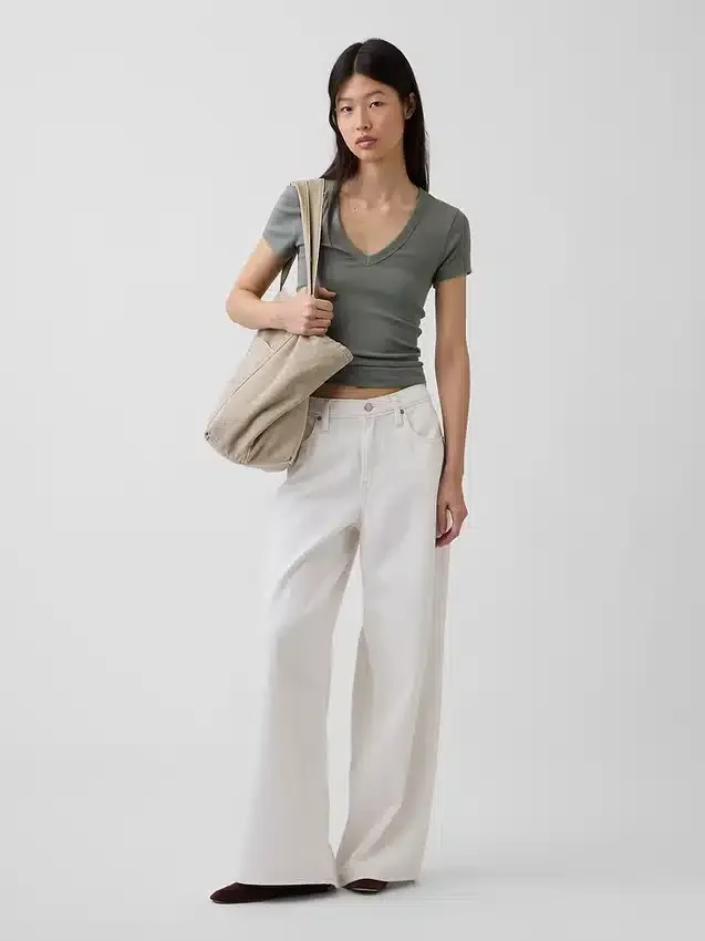 T-shirt moderna con scollo a V