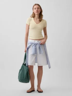 T-shirt moderna con scollo a V