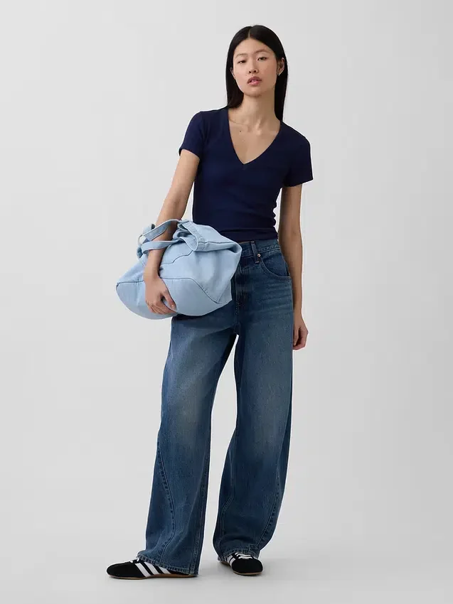 T-shirt moderna con scollo a V