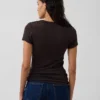 T-shirt moderna con scollo a V
