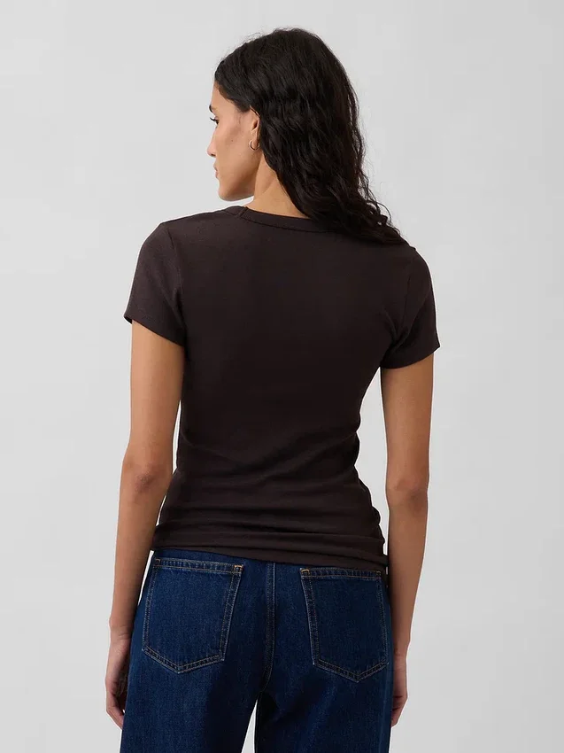 T-shirt moderna con scollo a V
