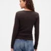 T-shirt moderna con scollo a V