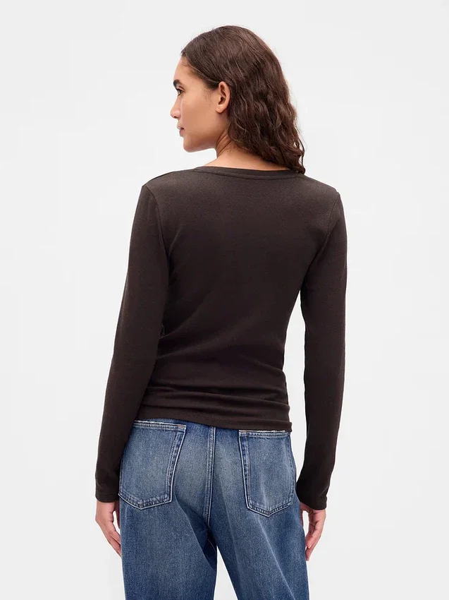 T-shirt moderna con scollo a V