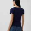 T-shirt moderna con scollo a V