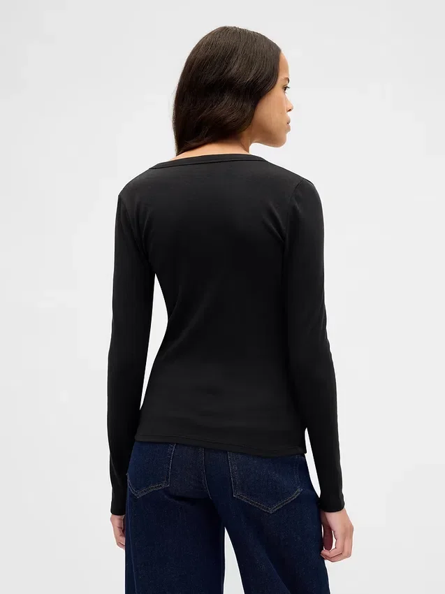 T-shirt moderna con scollo a V