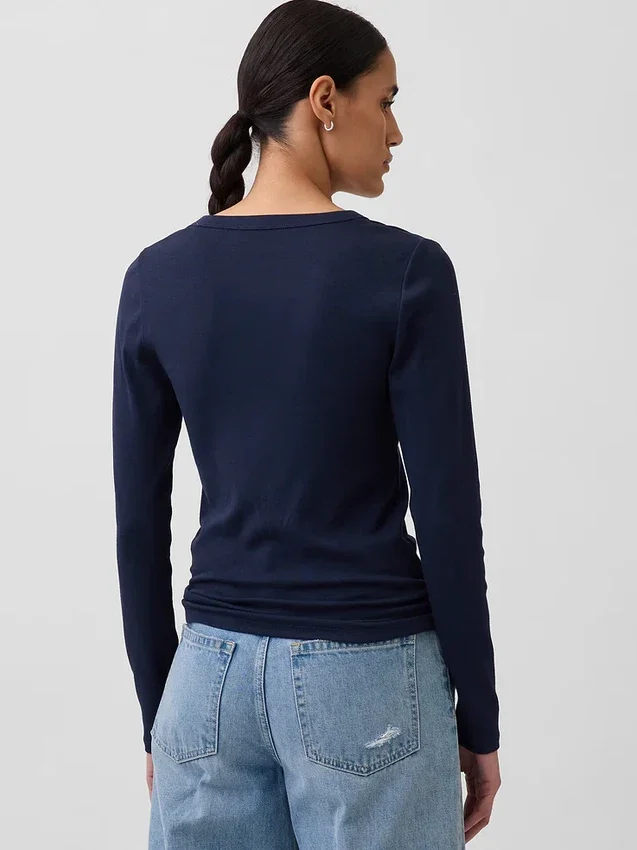 T-shirt moderna con scollo a V