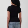 T-shirt moderna con scollo a V