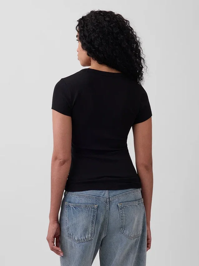 T-shirt moderna con scollo a V