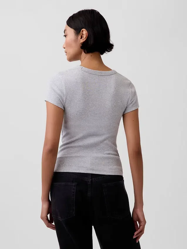 T-shirt moderna con scollo a V