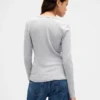 T-shirt moderna con scollo a V