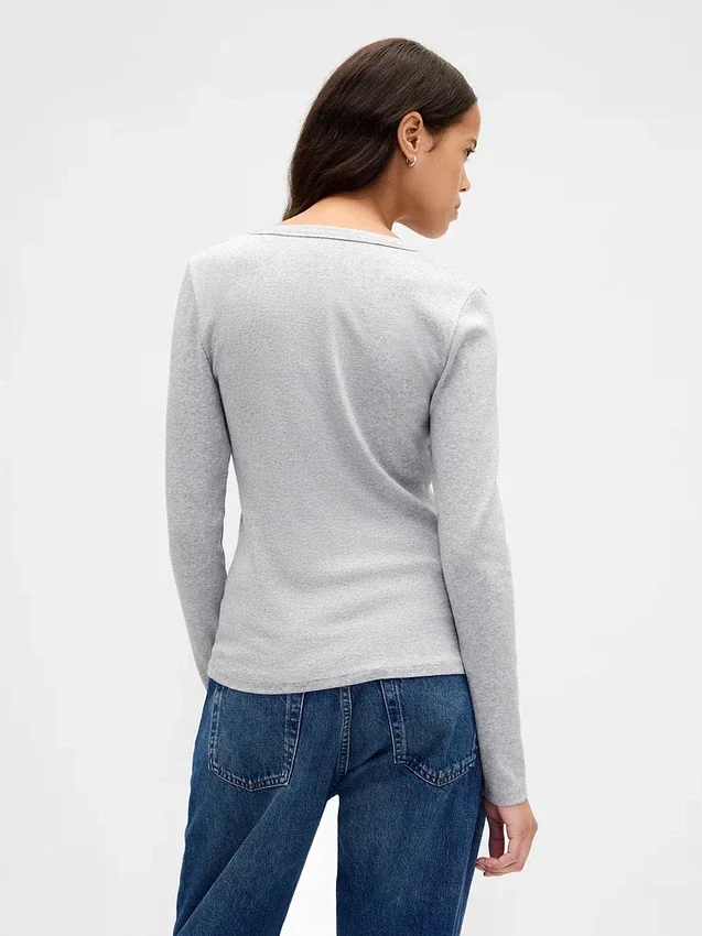 T-shirt moderna con scollo a V