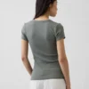T-shirt moderna con scollo a V
