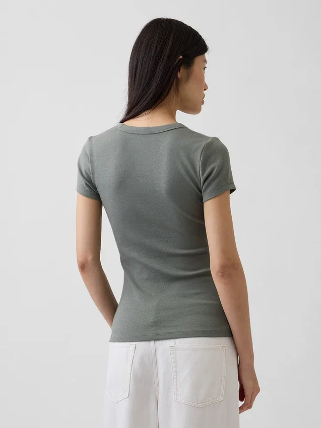 T-shirt moderna con scollo a V