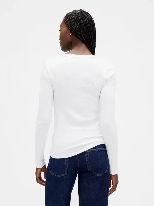 T-shirt moderna con scollo a V