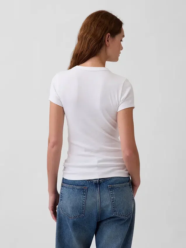 T-shirt moderna con scollo a V