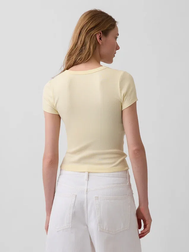 T-shirt moderna con scollo a V
