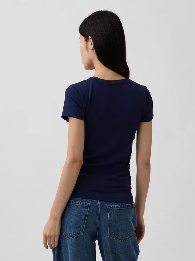 T-shirt moderna con scollo a V