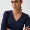 T-shirt moderna con scollo a V