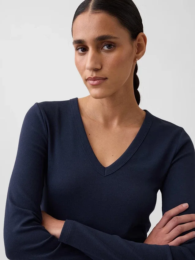 T-shirt moderna con scollo a V